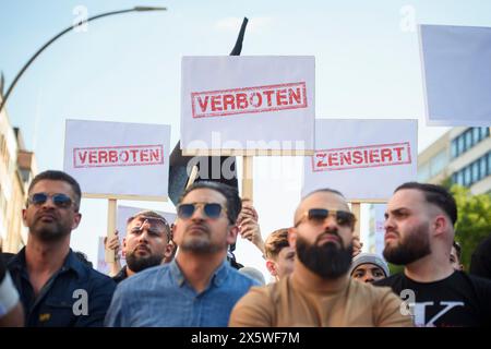 Amburgo, Germania. 11 maggio 2023. I manifestanti hanno apposto cartelli con le parole "proibito" e "censurato" in un raduno organizzato dalla rete islamista Muslim Interactive nel quartiere St. Georg di Amburgo. Crediti: Gregor Fischer/dpa/Alamy Live News Foto Stock