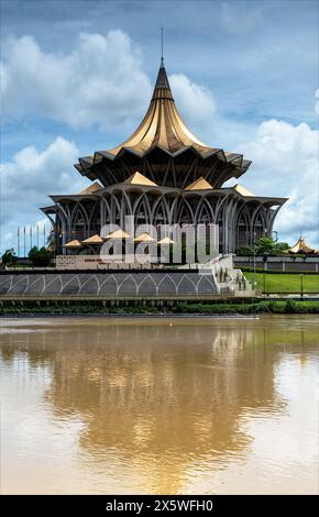 Fiume Sarawak e Assemblea legislativa statale, Kuching, Borneo, Malesia, Asia Foto Stock