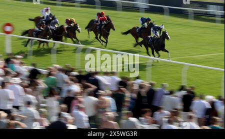 Law of Average (destra) guidata dal fantino Joey Haynes sulla strada per vincere il William Hill Epic Boost handicap durante i Derby & Oaks Trials all'ippodromo di Lingfield Park, Surrey. Data foto: Sabato 11 maggio 2024. Foto Stock