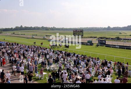 Law of Average (destra) guidata dal fantino Joey Haynes sulla strada per vincere il William Hill Epic Boost handicap durante i Derby & Oaks Trials all'ippodromo di Lingfield Park, Surrey. Data foto: Sabato 11 maggio 2024. Foto Stock