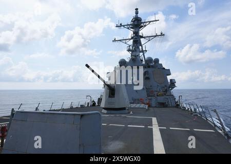 SOUTH CHINA SEA (10 maggio 2024) il cacciatorpediniere missilistico guidato classe Arleigh Burke USS Halsey (DDG-97) conduce operazioni di routine in corso nel sud Foto Stock