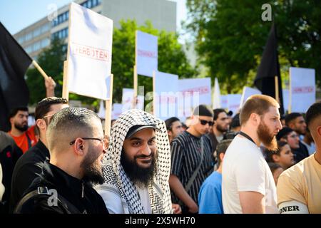 Amburgo, Germania. 11 maggio 2023. I manifestanti si esibiscono in una manifestazione organizzata dalla rete islamica Muslim Interactive nel quartiere St. Georg di Amburgo, tenendo in mano i cartelli con la scritta "proibito". Crediti: Gregor Fischer/dpa/Alamy Live News Foto Stock