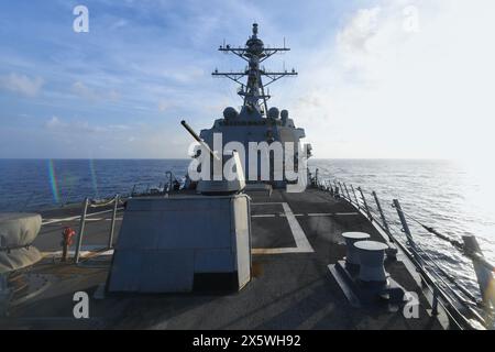 SOUTH CHINA SEA (10 maggio 2024) il cacciatorpediniere missilistico guidato classe Arleigh Burke USS Halsey (DDG 97) conduce operazioni di routine in corso nel sud Foto Stock