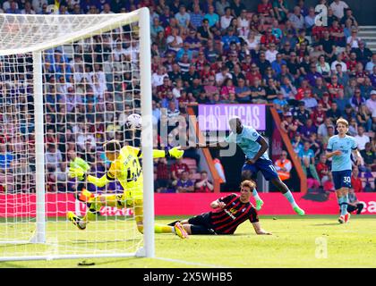 Yoane Wissa di Brentford segna il secondo gol della squadra durante la partita di Premier League al Vitality Stadium di Londra. Data foto: Sabato 11 maggio 2024. Foto Stock