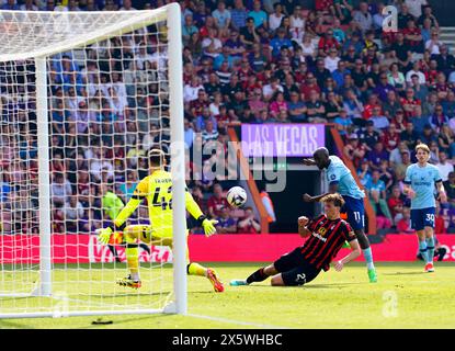 Yoane Wissa di Brentford segna il secondo gol della squadra durante la partita di Premier League al Vitality Stadium di Londra. Data foto: Sabato 11 maggio 2024. Foto Stock