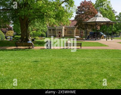 Persone che si rilassano nei terreni del castello di Newark, Nottinghamshire, Regno Unito Foto Stock