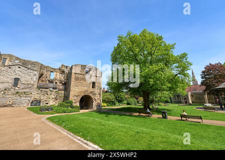 Persone che si rilassano nei terreni del castello di Newark, Nottinghamshire, Regno Unito Foto Stock