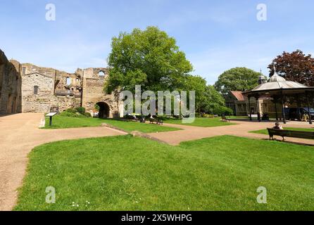 Persone che si rilassano nei terreni del castello di Newark, Nottinghamshire, Regno Unito Foto Stock