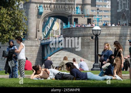 Londra, Regno Unito. 11 maggio 2024. I membri del pubblico godono di una bella giornata e di un clima caldo sul lungofiume di Londra, in quello che si prevede sia il giorno più caldo dell'anno finora. Crediti: Thomas Krych/Alamy Live News Foto Stock