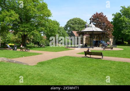 Persone che si rilassano nei terreni del castello di Newark, Nottinghamshire, Regno Unito Foto Stock