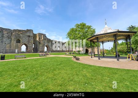 Persone che si rilassano nei terreni del castello di Newark, Nottinghamshire, Regno Unito Foto Stock