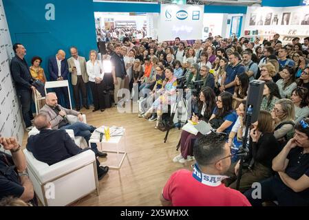 Torino, Italia. 11 maggio 2024. presso lo stand Cairo-Solferino a Torino, Italia - sabato 11 maggio 2024 - presso lo stand Cairo-Solferino di Torino, Italia - sabato 11 maggio 2024 (foto Matteo Secci/LaPresse) crediti: LaPresse/Alamy Live News Foto Stock