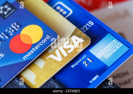 Stoccarda, Germania - 1 maggio 2024: Carte di credito VISA, Mastercard e American Express a Stoccarda, Germania. Foto Stock