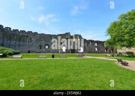 Persone che si rilassano nei terreni del castello di Newark, Nottinghamshire, Regno Unito Foto Stock