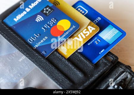 Stoccarda, Germania - 1° maggio 2024: Carte di credito VISA, Mastercard e American Express in un portafoglio a Stoccarda, Germania. Foto Stock