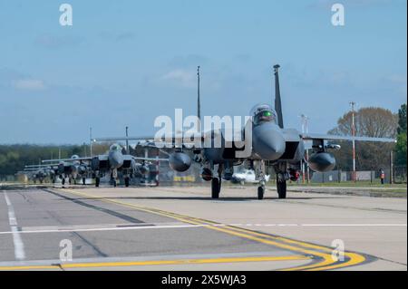Gli F-15E Strike Eagles assegnati al 494th Fighter Squadron arrivano alla RAF Lakenheath, Inghilterra, 8 maggio 2024. La 494th FS è tornata da un de di sette mesi Foto Stock