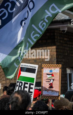 Londra, Regno Unito. 11 maggio 2024. Arriva una marcia per dare supporto a coloro che si accamparono all'interno. La polizia e la sicurezza del campus li tengono fuori dai cancelli - Una protesta palestinese, che chiede un cessate il fuoco ora e di smettere di armare la protesta israeliana palestinese nel campus principale dell'UCL (parte della diffusione dalle università statunitensi). Crediti: Guy Bell/Alamy Live News Foto Stock