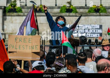 Londra, Regno Unito. 11 maggio 2024. Arriva una marcia per dare supporto a coloro che si accamparono all'interno. La polizia e la sicurezza del campus li tengono fuori dai cancelli - Una protesta palestinese, che chiede un cessate il fuoco ora e di smettere di armare la protesta israeliana palestinese nel campus principale dell'UCL (parte della diffusione dalle università statunitensi). Crediti: Guy Bell/Alamy Live News Foto Stock