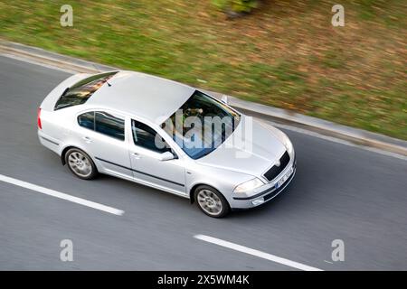 OSTRAVA, REPUBBLICA CECA - 27 SETTEMBRE 2023: Veicolo di emergenza Silver Skoda Octavia con effetto di sfocatura del movimento Foto Stock