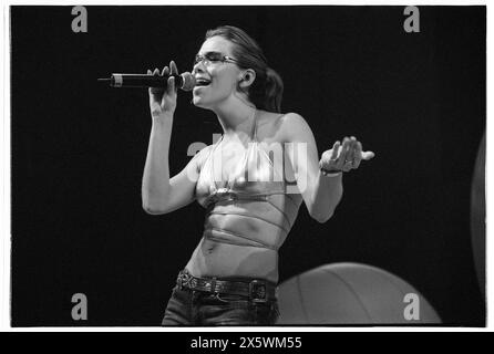 JESSICA TAYLOR, LIBERTY X, 2001: Jessica Taylor dei Liberty X si esibisce dal vivo durante il loro primo tour nel Regno Unito con lo Smash Hits Tour alla Cardiff International Arena, CIA, Cardiff, Galles, Regno Unito il 4 dicembre 2001. Foto: Rob Watkins. INFO: Liberty X, un gruppo pop britannico-irlandese formato nel 2001 nello show televisivo Popstars, ha ottenuto successo con successi come Just a Little e Thinking IT Over. Le loro esibizioni energiche e le melodie accattivanti li hanno resi un punto fermo della scena pop dei primi anni '2000. Foto Stock