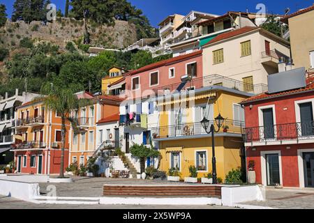 Strada con vecchi edifici colorati a Parga in Grecia Foto Stock