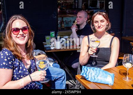 St Andrews, Fife, Scozia, Regno Unito. 11 maggio 2024. Meteo nel Regno Unito: St Andrews sta sperimentando un'incredibile ondata di caldo primaverile, con temperature fino a 25 °C.. Sia la gente del posto che i turisti trascorrono la giornata godendosi l'ondata di caldo primaverile nei caffè e nei pub di strada, insieme alla vita cittadina. Crediti: Dundee Photographics/Alamy Live News Foto Stock