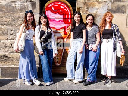 St Andrews, Fife, Scozia, Regno Unito. 11 maggio 2024. Meteo nel Regno Unito: St Andrews sta sperimentando un'incredibile ondata di caldo primaverile, con temperature fino a 25 °C.. Sia la gente del posto che i turisti trascorrono la giornata godendosi l'ondata di caldo primaverile nei caffè e nei pub di strada, insieme alla vita cittadina. Crediti: Dundee Photographics/Alamy Live News Foto Stock