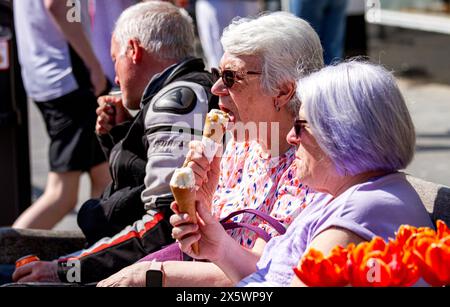 St Andrews, Fife, Scozia, Regno Unito. 11 maggio 2024. Meteo nel Regno Unito: St Andrews sta sperimentando un'incredibile ondata di caldo primaverile, con temperature fino a 25 °C.. Sia la gente del posto che i turisti trascorrono la giornata godendosi l'ondata di caldo primaverile nei caffè e nei pub di strada, insieme alla vita cittadina. Crediti: Dundee Photographics/Alamy Live News Foto Stock