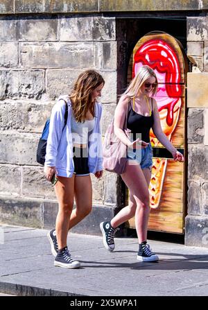 St Andrews, Fife, Scozia, Regno Unito. 11 maggio 2024. Meteo nel Regno Unito: St Andrews sta sperimentando un'incredibile ondata di caldo primaverile, con temperature fino a 25 °C.. Sia la gente del posto che i turisti trascorrono la giornata godendosi l'ondata di caldo primaverile nei caffè e nei pub di strada, insieme alla vita cittadina. Crediti: Dundee Photographics/Alamy Live News Foto Stock