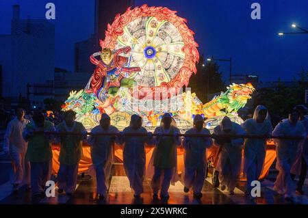 Seoul, Corea del Sud. 11 maggio 2024. I buddisti sudcoreani avvolti in fogli di plastica partecipano al Lotus Lantern Festival per celebrare il compleanno del Buddha a Seoul. Il compleanno del Buddha è un festival buddista celebrato principalmente in Asia meridionale, nel sud-est asiatico e in gran parte dell'Asia orientale, segnando la nascita di Siddhartha Gothama, il principe che divenne il Buddha di Gothama e fondò il buddhismo. Credito: SOPA Images Limited/Alamy Live News Foto Stock