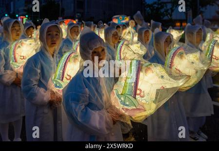 Seoul, Corea del Sud. 11 maggio 2024. I buddisti sudcoreani avvolti in fogli di plastica partecipano al Lotus Lantern Festival per celebrare il compleanno del Buddha a Seoul. Il compleanno del Buddha è un festival buddista celebrato principalmente in Asia meridionale, nel sud-est asiatico e in gran parte dell'Asia orientale, segnando la nascita di Siddhartha Gothama, il principe che divenne il Buddha di Gothama e fondò il buddhismo. Credito: SOPA Images Limited/Alamy Live News Foto Stock