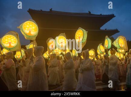 Seoul, Corea del Sud. 11 maggio 2024. I buddisti sudcoreani avvolti in fogli di plastica partecipano al Lotus Lantern Festival per celebrare il compleanno del Buddha a Seoul. Il compleanno del Buddha è un festival buddista celebrato principalmente in Asia meridionale, nel sud-est asiatico e in gran parte dell'Asia orientale, segnando la nascita di Siddhartha Gothama, il principe che divenne il Buddha di Gothama e fondò il buddhismo. Credito: SOPA Images Limited/Alamy Live News Foto Stock