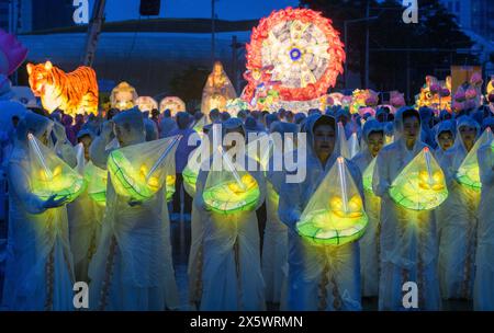 Seoul, Corea del Sud. 11 maggio 2024. I buddisti sudcoreani avvolti in fogli di plastica partecipano al Lotus Lantern Festival per celebrare il compleanno del Buddha a Seoul. Il compleanno del Buddha è un festival buddista celebrato principalmente in Asia meridionale, nel sud-est asiatico e in gran parte dell'Asia orientale, segnando la nascita di Siddhartha Gothama, il principe che divenne il Buddha di Gothama e fondò il buddhismo. Credito: SOPA Images Limited/Alamy Live News Foto Stock