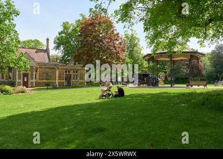 Persone che si rilassano nei terreni del castello di Newark, Nottinghamshire, Regno Unito Foto Stock