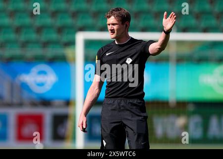 Den Haag, Paesi Bassi. 11 maggio 2024. DEN HAAG, PAESI BASSI - 11 MAGGIO: Gesti dell'arbitro Koen Molenaar durante l'Azerion Vrouwen Eredivisie match tra ADO Den Haag e Ajax al Bingoal Stadion l'11 maggio 2024 a Den Haag, Paesi Bassi (foto di Hans van der Valk/Orange Pictures) crediti: Orange Pics BV/Alamy Live News Foto Stock