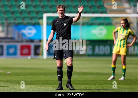 Den Haag, Paesi Bassi. 11 maggio 2024. DEN HAAG, PAESI BASSI - 11 MAGGIO: Gesti dell'arbitro Koen Molenaar durante l'Azerion Vrouwen Eredivisie match tra ADO Den Haag e Ajax al Bingoal Stadion l'11 maggio 2024 a Den Haag, Paesi Bassi (foto di Hans van der Valk/Orange Pictures) crediti: Orange Pics BV/Alamy Live News Foto Stock