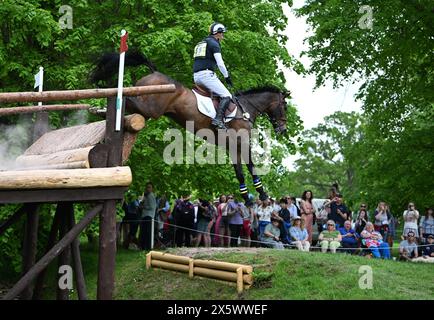 Badminton Estate, Gloucestershire, Regno Unito. 11 maggio 2024. 2024 MARS Badminton Horse Trials 4° giorno; Gubby Leech (GBR) in sella al ROYAL HARVEST durante il Cross Country il 4° giorno credito: Action Plus Sports/Alamy Live News Foto Stock