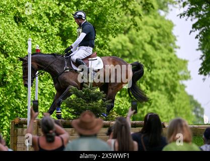 Badminton Estate, Gloucestershire, Regno Unito. 11 maggio 2024. 2024 MARS Badminton Horse Trials giorno 4; Gubby Leech (GBR) in sella al ROYAL HARVEST si ritira dopo aver rifiutato un salto durante il Cross Country il giorno 4 credito: Action Plus Sports/Alamy Live News Foto Stock