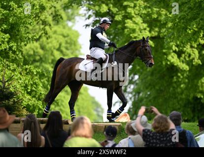 Badminton Estate, Gloucestershire, Regno Unito. 11 maggio 2024. 2024 MARS Badminton Horse Trials giorno 4; Gubby Leech (GBR) in sella al ROYAL HARVEST si ritira dopo aver rifiutato un salto durante il Cross Country il giorno 4 credito: Action Plus Sports/Alamy Live News Foto Stock