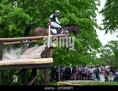 Badminton Estate, Gloucestershire, Regno Unito. 11 maggio 2024. 2024 MARS Badminton Horse Trials 4° giorno; Gubby Leech (GBR) in sella al ROYAL HARVEST durante il Cross Country il 4° giorno credito: Action Plus Sports/Alamy Live News Foto Stock