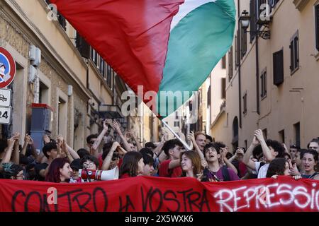 Roma, Italia. 11 maggio 2024. Protesta degli studenti dopo le cariche alla manifestazione contro gli stati generali della natalità - Cronaca - Roma, Italia - sabato, 11 maggio 2024 (foto Cecilia Fabiano/LaPresse) protesta degli studenti dopo le accuse alla manifestazione contro il tasso generale di natalità- News - Roma, Italia - sabato, 11 maggio 2024 (foto Cecilia Fabiano/LaPresse) credito: LaPresse/Alamy Live News Foto Stock