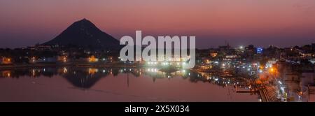 Panorama del lago sacro di Puskhar (Sagar) e ghat della città di Pushk Foto Stock