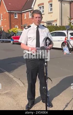 Screenshot tratto dal video dell'assistente capo Tim Metcalfe che fa una dichiarazione sulla scena di School Close, Downley dopo che un agente di polizia è stato colpito alla gamba con una balestra. La polizia ha frequentato la School Lane, Downley, intorno alle 18 di venerdì dopo che un uomo di sessant'anni ha subito una pugnalata. Un uomo di 54 anni, di High Wycombe, e' stato arrestato con l'accusa di tentato omicidio. Foto Stock