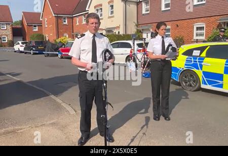 Screenshot tratto dal video dell'assistente capo Tim Metcalfe e dal comandante del Buckinghamshire, il sovrintendente capo Emma Burroughs, che rilasciano una dichiarazione sulla scena di School Close, Downley dopo che un agente di polizia è stato colpito alla gamba con una balestra. La polizia ha frequentato la School Lane, Downley, intorno alle 18 di venerdì dopo che un uomo di sessant'anni ha subito una pugnalata. Un uomo di 54 anni, di High Wycombe, e' stato arrestato con l'accusa di tentato omicidio. Foto Stock