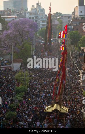 Nepal. 11 maggio 2024. L'11 maggio 2024, a Lalitpur, Nepal. I devoti tirano il carro di dio Minnath e Rato Machhindranath, venerato come un dio della pioggia e dei grani, durante il festival annuale della processione dei carri. È uno dei più grandi eventi religiosi e più lunghi della città e viene celebrato per quasi due mesi. (Foto di Abhishek Maharjan/Sipa USA) credito: SIPA USA/Alamy Live News Foto Stock