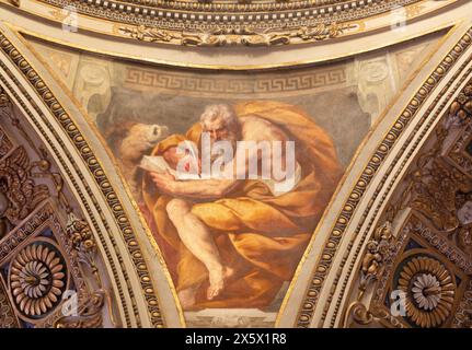 MILANO, ITALIA - 5 MARZO 2024: Affresco barocco di San Luca Evangelista dalla cupola della chiesa di San Vittore al corpo di Daniele Crespi Foto Stock