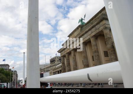 Berlino, Germania. 11 maggio 2024. 11 maggio 2024. Berlino. Alla porta di Brandeburgo iniziano i preparativi per la festa dei tifosi di Euro 2024. Erba sintetica e l'arco più grande del mondo. Crediti: Fabideciria/Alamy Live News Foto Stock