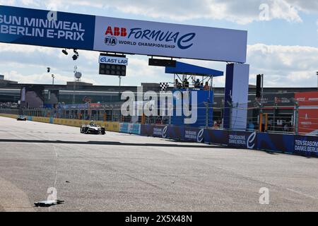 Germania, Berlino, 11 maggio 2024. Nick Cassidy al traguardo del 9° round del campionato ABB FIA Formula e 2023/24. L'e-Prix di Berlino 2024 si terrà a Berlino l'11 e 12 maggio 2024 con una doppia gara per la decima volta. La serie di corse elettriche 2023/2024 si svolgerà presso l'ex aeroporto di Tempelhof. Crediti: Sven Said/Alamy Live News Foto Stock