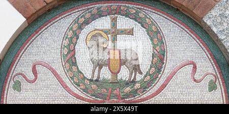 MILANO, ITALIA - 6 MARZO 2024: Il mosaico dell'Agnello di Dio sulla facciata della basilica di San Babila di un artista sconosciuto. Foto Stock