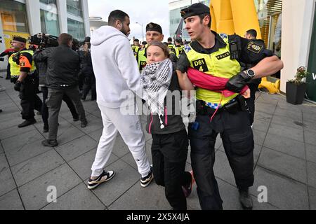 Malmo, Svezia. 11 maggio 2024. L'attivista per il clima Greta Thunberg viene rimossa dalla polizia fuori dalla Malmö Arena di Malmö, Svezia, sabato 11 maggio 2024. La manifestazione è contro la partecipazione di Israele alla 68a edizione dell'Eurovision Song Contest (ESC) a Malmö Arena. Foto: Johan Nilsson/TT/codice 50090 credito: TT News Agency/Alamy Live News credito: TT News Agency/Alamy Live News Foto Stock